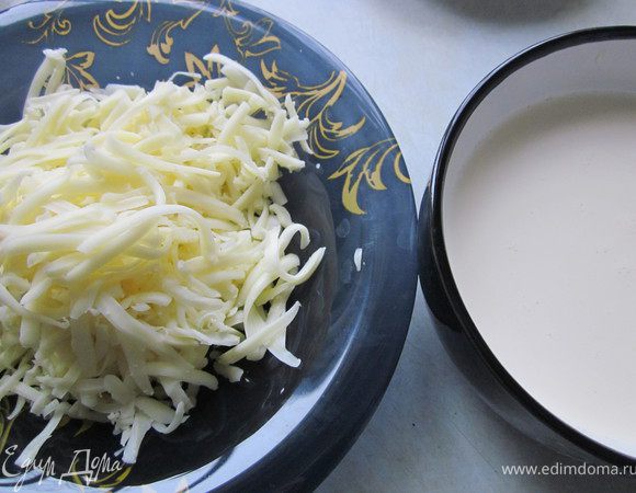 Сыр натрите на терке, добавьте к яичной смеси.