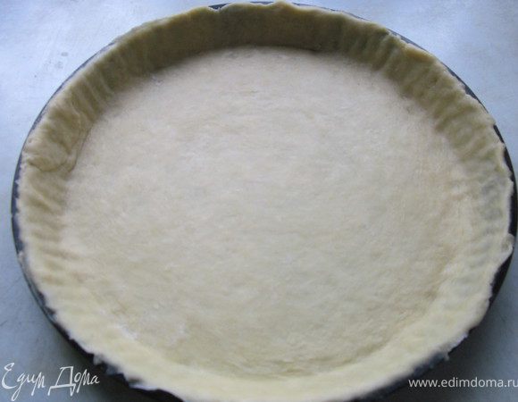 Тесто раскатайте и выложите в форму. В идеале для данного количества начинки нужна форма диаметром 27 см, у меня форма чуть больше 30 см в диаметре.