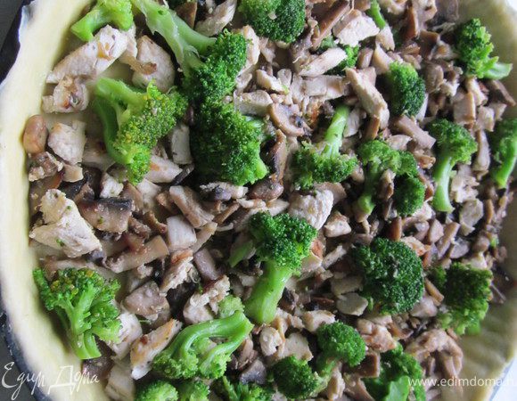 Выложите начинку.