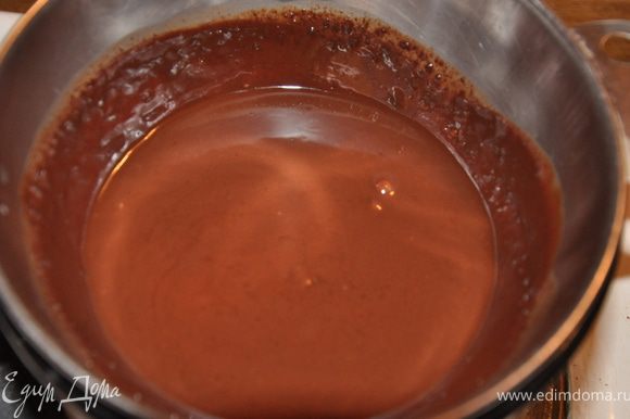 Для начинки берем шоколад (горький или молочный) и растапливаем его вместе со сливками на водяной бане.