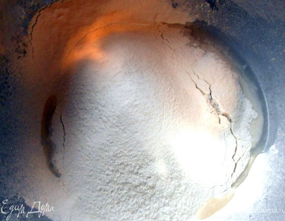 Добавить оставшуюся воду и муку и в миске замесить тесто ***добавляйте муку постепенно, точно уйдет 2,5 чашки муки, остальная понадобится в процессе, возможно, не вся***.