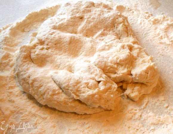 Продолжать замешивать (около 10 минут) тесто на плоской поверхности, подсыпая муку (тесто должно стать крутым, гладким, но не липким). 