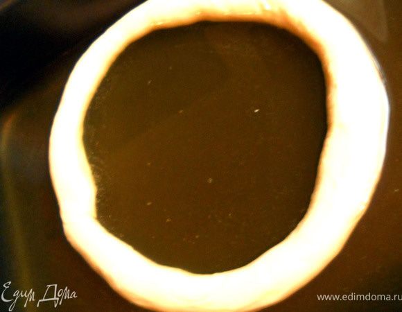 Растворить мед в теплой воде. Окунать заготовки в получившийся сироп, в общей сложности секунд на 10 (если дольше - тесто станет слишком клейким). 