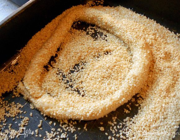 Окунуть в кунжут (должен обильно покрыть тесто со всех сторон).