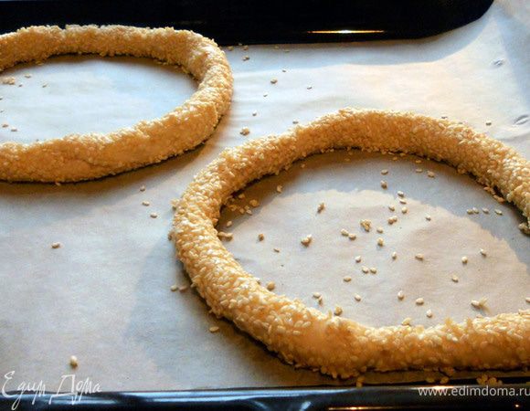 Выложить на противень (по 2 бублика), уже на противене еще немного растянуть заготовки руками, придать правильную форму. Выпекать в предварительно разогретой до 190-200С духовке, до красивого золотистого цвета, 15-20 минут. 