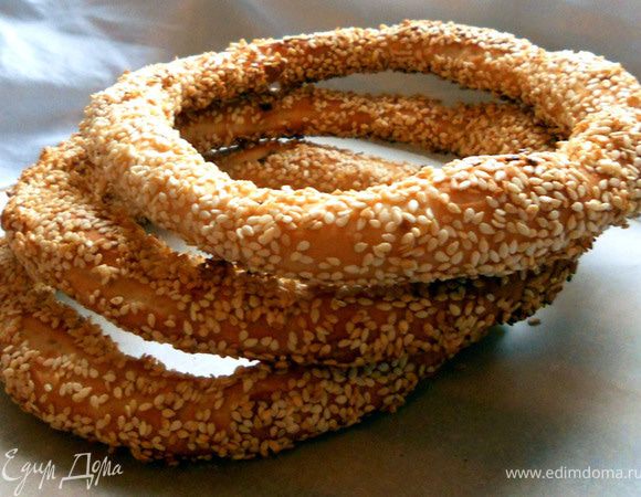 Симиты готовы! Вкусные, с потрясающей хрустящей корочкой, с не менее вкусным, пористым и слегка "тянуче-резиновым" содержанием. "Водные процедуры" помимо легкого сладковатого послевкусия помогают кунжуту крепко прилипнуть к тесту и в последствии меньше опадать, что тоже важно! Но, как я уже говорил, нужно есть в тот же день - у меня на второй день симиты превратились в сушки, и никакие процедуры не помогли им придти в чувство:).   