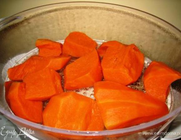 Форма 25*35 см. Застелить и смазать маслом. Для тыквенного пюре я взяла очищенную тыкву и сложила на 30 мин в пароварку