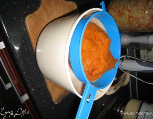 Размяла готовую тыкву в пюре, выложила его в сито и оставила на часик над емкостью, чтобы стекла лишняя жидкость.