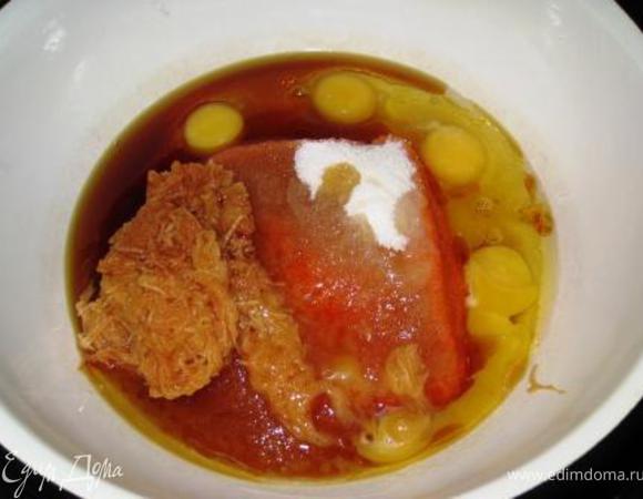 В большой миске смешать сахар, масло, яблочное и тыквенное пюре, яйца. Отдельно смешать муку, разрыхлитель и соль со специями.