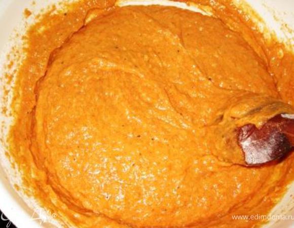 Вмешать сухие ингредиенты в тыквенную смесь, вылить в форму и печь 20-30 мин до сухой зубочистки.