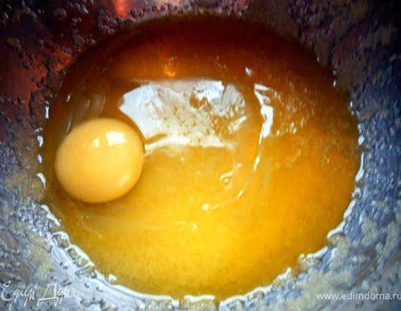 Добавить яйцо, слегка взбить. 