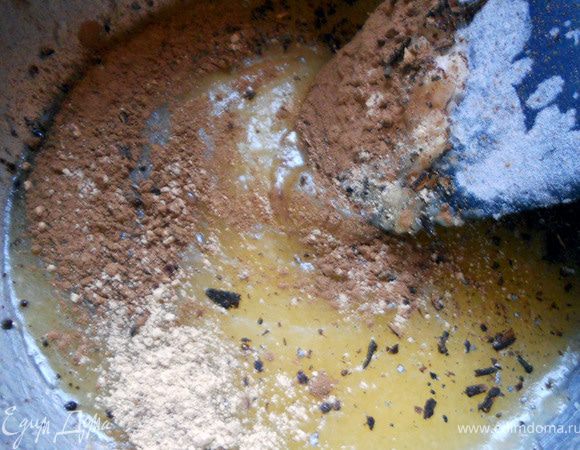 Всыпать растертые специи (карадамон освободить от коробочек) ***я добавлял чуть большее количество корицы и имбиря, но Вы можете предерживаться рецептуры***.