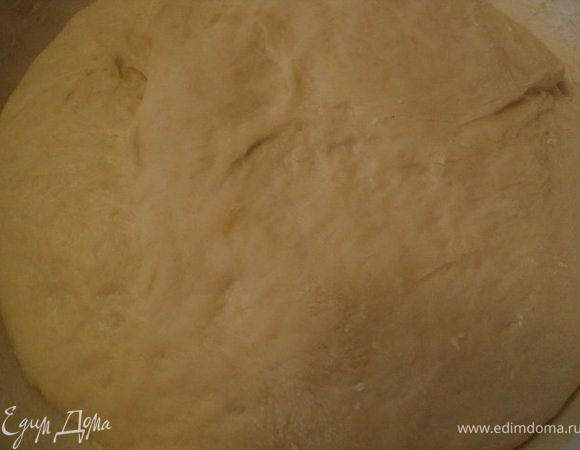 Дрожжи растереть с 1 ст.ложкой сахара, добавить теплую воду, 1 ст.ложку муки и 1 ч.ложку сахара, поставит в теплое место для подъема на 5-10мин.
Добавить яйца, цедру лимона, сахар, йогурт, соль, растопленное масло и муку, замесить тесто. Тесто накрыть  салфеткой и поставить на 30-40 мин в теплое место для подъема.
