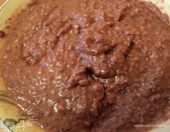 Приготовить ореховую начинку: орехи смешать с сахаром, молоком, маслом. Постоянно помешивая довести до кипения, снять с плиты, добавить яйцо и коньяк. Хорошо перемешать  Начинка должна быть по консистенции  как сметана и хорошо намазываться, регулировать добавлением молока.