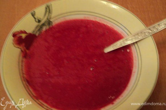 Приготовить ягодную начинку: ягодное пюре с сахаром разморозить добавить крахмал, хорошо перемешать. Вместо ягодного пюре можно взять варенье или джем.