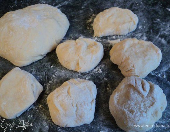 После расстойки тесто еще раз перемешать и разделить на две части ( на 2 пирога ). Каждую часть разрезать на 6 равных частей.