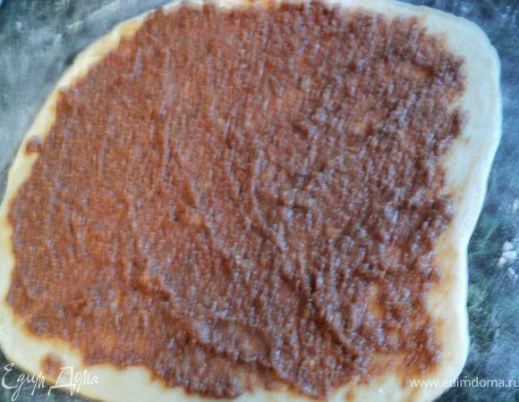 Каждую часть тонко раскатать  размером примерно 20х15см. Смазать тонко ореховой начинкой,