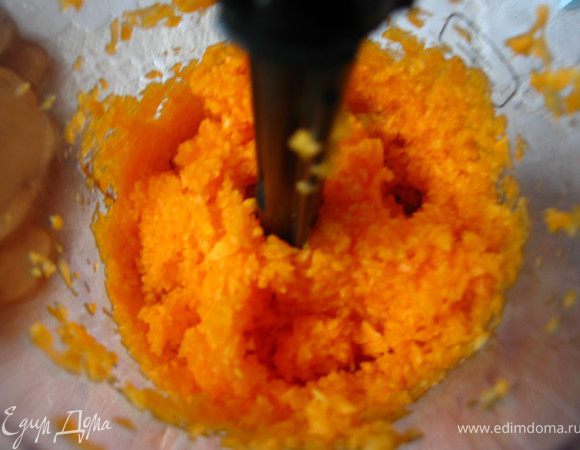 тыкву пробить блендером в пюре или натереть на мелкой терке