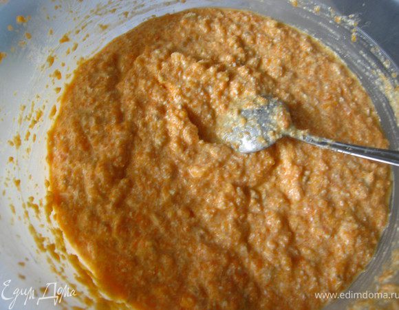 Смешать тыкву, размоченные овсяные хлопья, творог, яйца, соль. Перемешать. Если делаете сладкие оладушки, добавить сахар и ванильный сахар. Если несладкие: чеснок пропущенный через чеснокодавилку.Перемешали. Добавить муку.Перемешать.