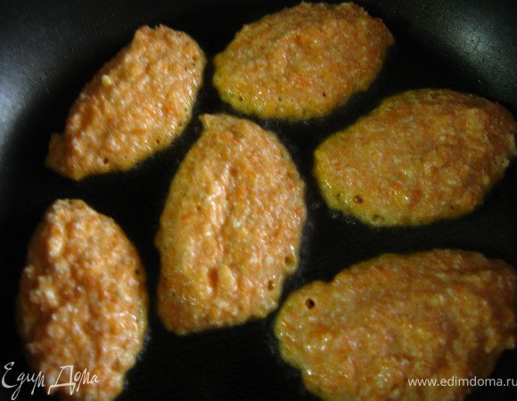 жарить оладушки в небольшом количестве растительного масла на среднем огне до золотистого цвета.