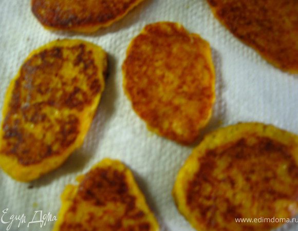 Выкладываем на бумажное полотенце, чтобы убрать излишки жира.