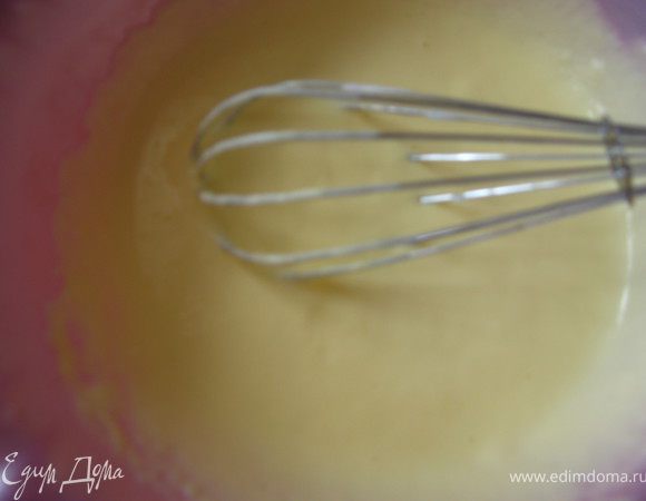 Делаем соус-заливку; сметану взбить до однородного состояния с яйцом.