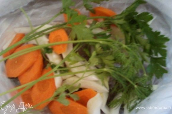 Уложить рыбку в кулёк(рукав)для запекания вместе с порезанными фенхелем и морковью,травками.
