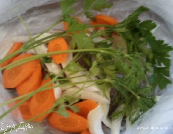 Уложить рыбку в кулёк(рукав)для запекания вместе с порезанными фенхелем и морковью,травками.