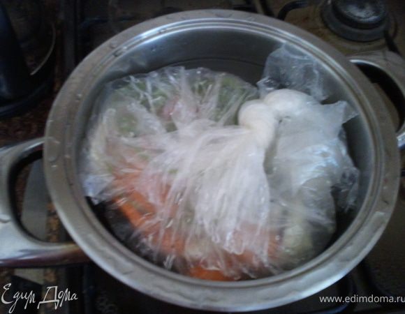 Кулёк завязать,опустить в кастрюлю с водой и варить на медленном огне с момента зикипания минут 30. Возможны любые вариации овощей