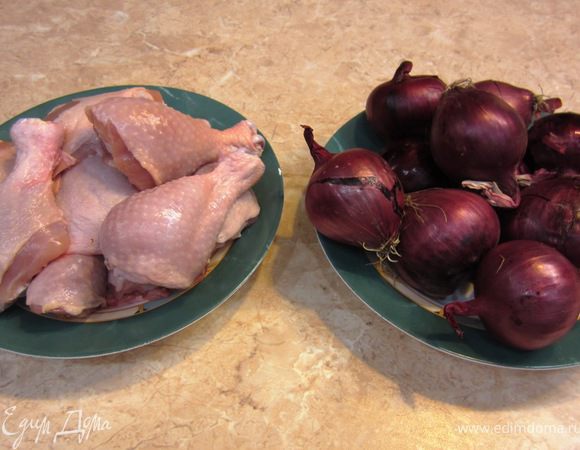 Итак - Курица, тушеная с луком
В наименовании я написал именно курица, а не куриные ножки, хотя это не имеет особого значения. Даже если у вас есть только куриные грудки, подлива замечательно компенсирует недостаточную сочность мяса. Лично мне нравится есть даже холодное блюдо.
Кстати, совсем забыл. Много лет назад один мой знакомый еврей сказал, что у евреев есть подобное национальное блюдо. Не знаю, так это или нет.