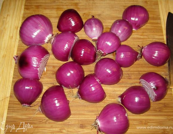 Разрубите курицу на одинаковые средние кусочки. Ножки разрубите пополам по суставу.
Повторюсь по поводу лука. Для простоты срежьте стрелку с луковицы, не очищая ее, затем разрежьте луковицу вдоль пополам. Таким образом вам будет легко очистить лук. Не срезанная "попка" не позволит слоям расползаться, когда вы будете нарезать лук.