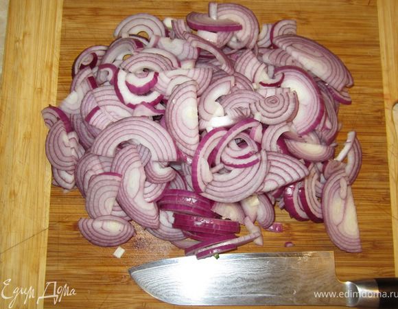 Нарежьте лук соломкой, "попку" выбросьте.