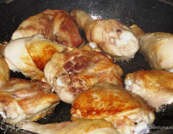 Кусочки курицы предварительно обсушите кухонным полотенцем.
Нагрейте растительное масло в сковороде на сильном огне. Обжарьте кусочки курочки до золотистой корочки.