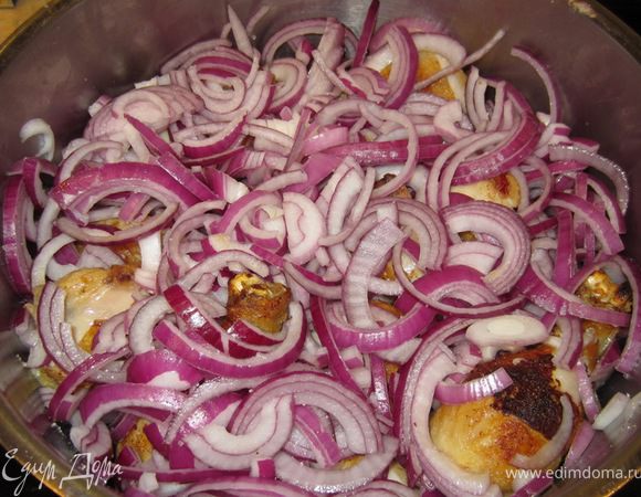 Курицу переложите в кастрюлю с толстым дном. Поставьте кастрюлю на средний огонь. Выложите сверху лук и налейте пол стакана воды.
Доведите воду до кипения и убавьте огонь до минимального. Посолите курицу, положите тимьян. Закройте крышкой.
Тушите курицу полтора часа. Изредка слегка перемешивайте кусочки в кастрюле. Задача не перемешать, а лишь убедиться, что кусочки не пригорают и лук равномерно тушится вместе с мясом. За это время лук практически полностью превратится в подливу.
Поперчите блюдо только в конце: при длительной термической обработке перец может стать горьким.