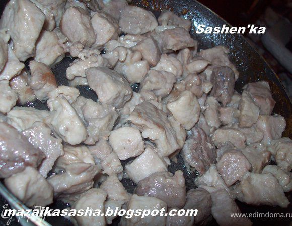 Мясо не мыть, порезать кубиками 2-3 см. и обжарить на сильном огне на сливочном масле до золотистого цвета