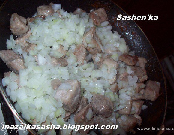 лук режем мелким кубиком и добавляем к мясу, обжариваем до мягкости лука (смотрите , что бы лук не сгорел)и тут же мы добавляем либо мелко нарубленный острый перчик либо красный молотый перец