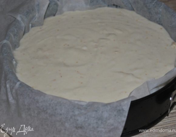 Форму диаметром 24 см. застелить бумагой для выпечки, вылить тесто и запекать 1 час при тем-ре 140-150 гр. и 20 минут при тем-ре 160-170.