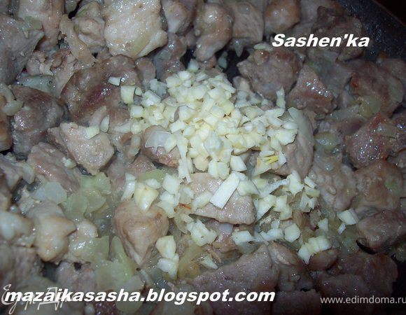 Дальше добавляем продукты очень быстро. Чеснок нарезать мелким кубиком и отправляем к мясу, через минуту добавляем паприку, перемешиваем, еще через минуту добавляем вино и доводим до кипения, далее добавляем майоран, перемешиваем и закрываем крышкой. тушим на ОООООООЧЕНЬ медленном огне 30-40 минут.Не забываем периодически помешивать.Если жидкость будет уходить быстро то добавьте воды.