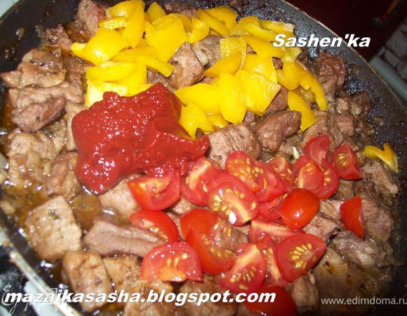 перчик режем квадратами (нарезка в перкельте  важна)черри я порезала на четвертушки, 1 ст. л. томатной пасты. добавляем все это к мясу. Тушим все это еще 30 минут. если не будет хватать жидкости добавляем немного воды