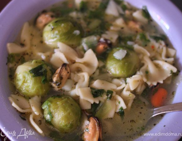 Наполняем кастрюлю водой наполовину. Когда вода закипит, закидываем морской коктейль. Солим. Доводим до кипения, постоянно помешивая и снимая пенку.
Следом закидываем макароны (я брала "бантики", получается красивее). Спустя 3-4 минуты закидываем брюссельскую капусту и морковь (морковь режем не колечками, а тонкими дольками). 
Оставляем на среднем огне до готовности макарон (еще минут 7-10). 
Снимаем с огня, добавляем 1 столовую ложку оливкового масла, мелко нарезанную зелень (петрушка, зеленый лук).