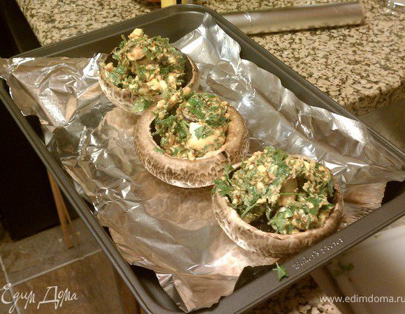 Грибы выложить в противень. Ароматное масло на них в равных долях