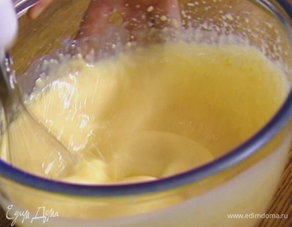 Яйца посолить, поперчить и взбить миксером. Влить простоквашу и еще немного взбить.