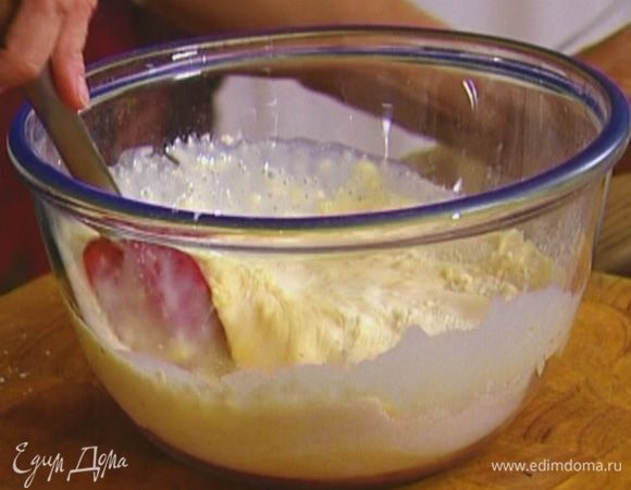 Соединить оба вида муки и разрыхлитель, влить яйца с простоквашей и перемешать.