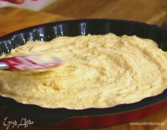 Неглубокую форму для выпечки смазать растительным маслом, выложить тесто, разровнять и отправить на 30 минут в разогретую духовку.
