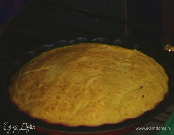 Готовый хлеб слегка остудить, затем вынуть из формы.