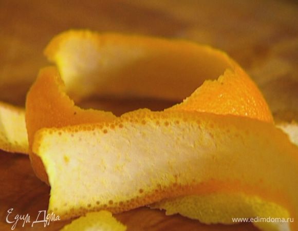 Цедру лимона и апельсина срезать овощечисткой.