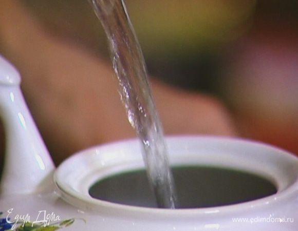 Чайник ополоснуть кипятком, выложить в него цедру, добавить шалфей и ройбуш.