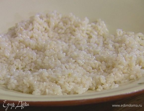 Рис отварить согласно инструкции на упаковке, если получится немного клейким — промыть водой.