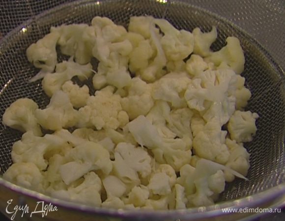 Цветную капусту вымыть, разобрать на небольшие соцветия и отваривать  2–3 минуты в кипящей воде или на пару.