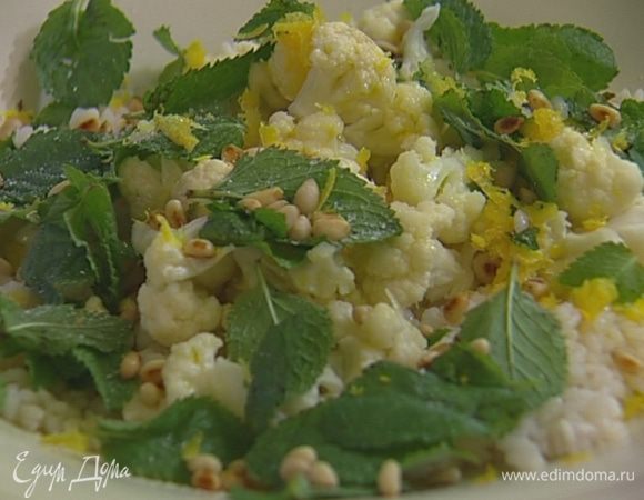 Посыпать все листьями мяты, лимонной цедрой и кедровыми орехами, посолить, поперчить и еще немного сбрызнуть оливковым маслом.